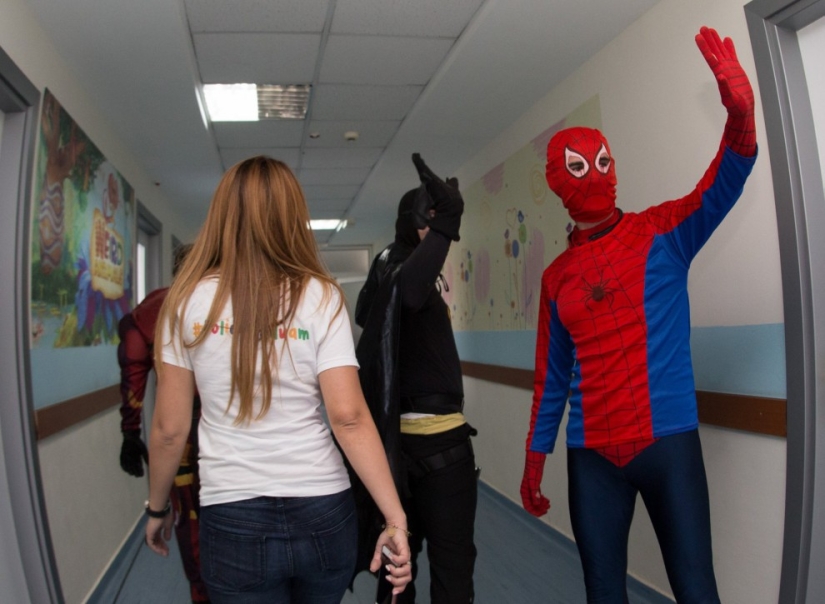 Policías albaneses disfrazados de superhéroes para felicitar a los niños enfermos por las vacaciones