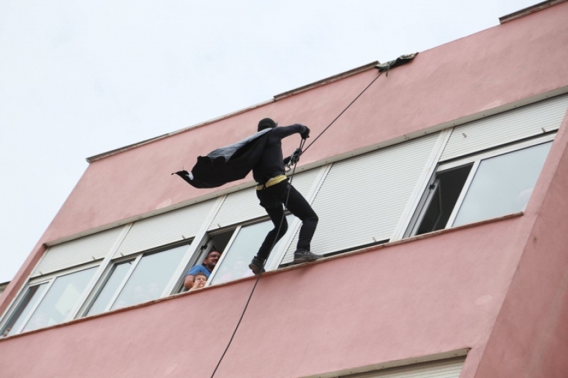 Policías albaneses disfrazados de superhéroes para felicitar a los niños enfermos por las vacaciones