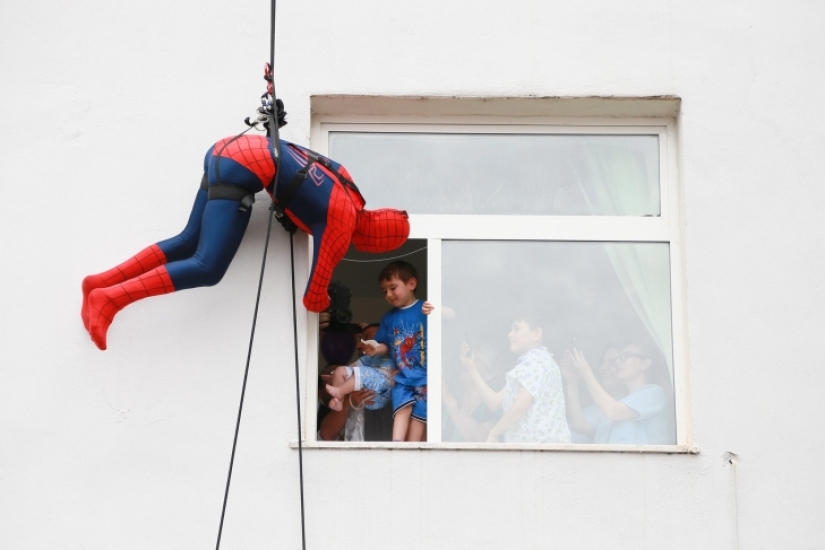 Policías albaneses disfrazados de superhéroes para felicitar a los niños enfermos por las vacaciones