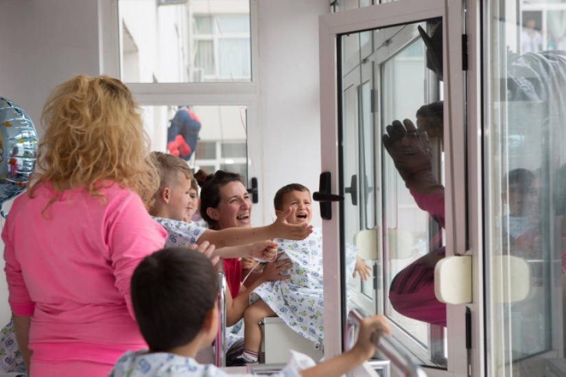 Policías albaneses disfrazados de superhéroes para felicitar a los niños enfermos por las vacaciones
