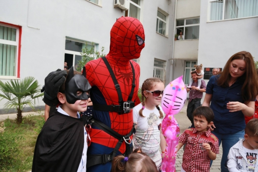 Policías albaneses disfrazados de superhéroes para felicitar a los niños enfermos por las vacaciones
