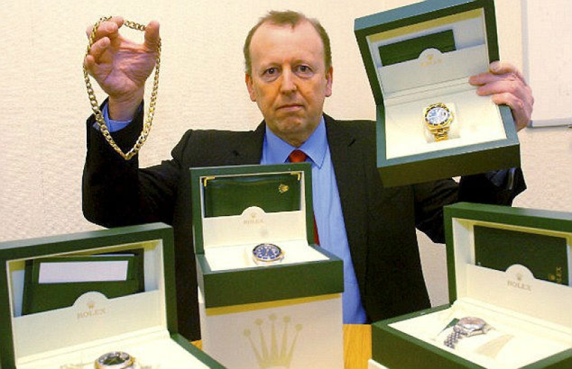 Police officers earned 1.5 million pounds on the sale of luxury goods seized from criminals