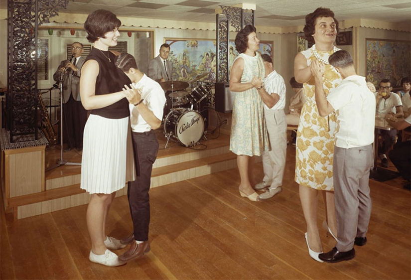 Polish artist made fun of old American photos... and improved them