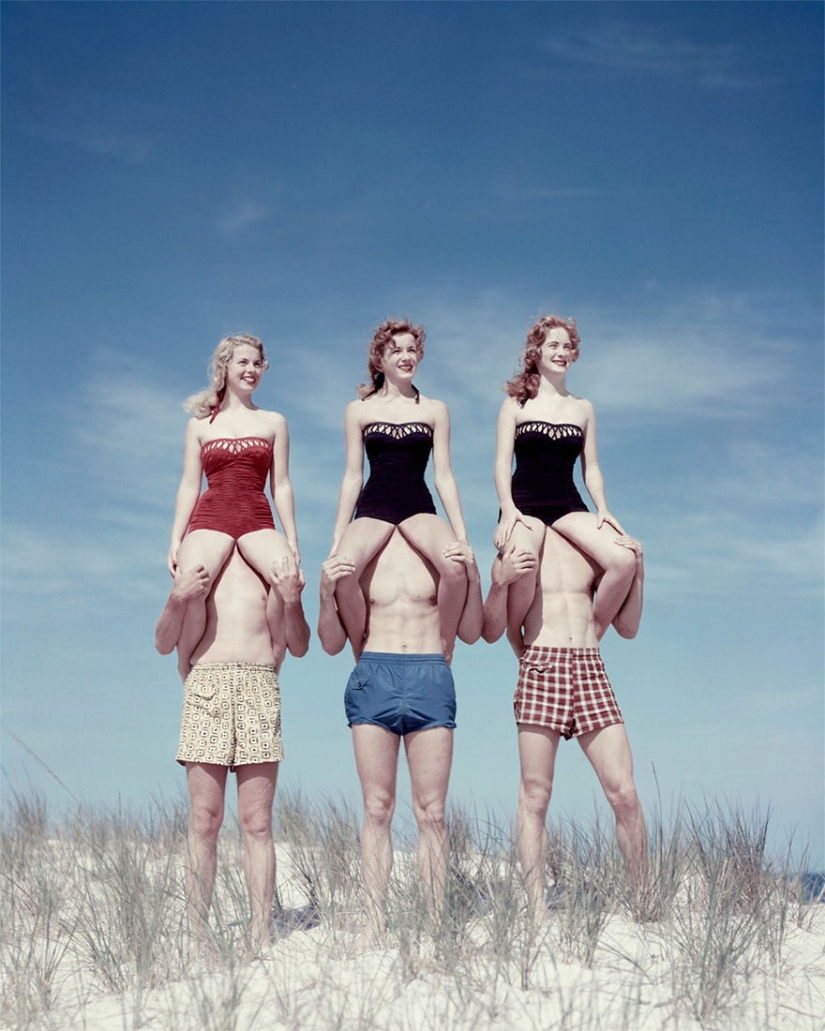 Polish artist made fun of old American photos... and improved them Polish artist made fun of old American photos... and improved them