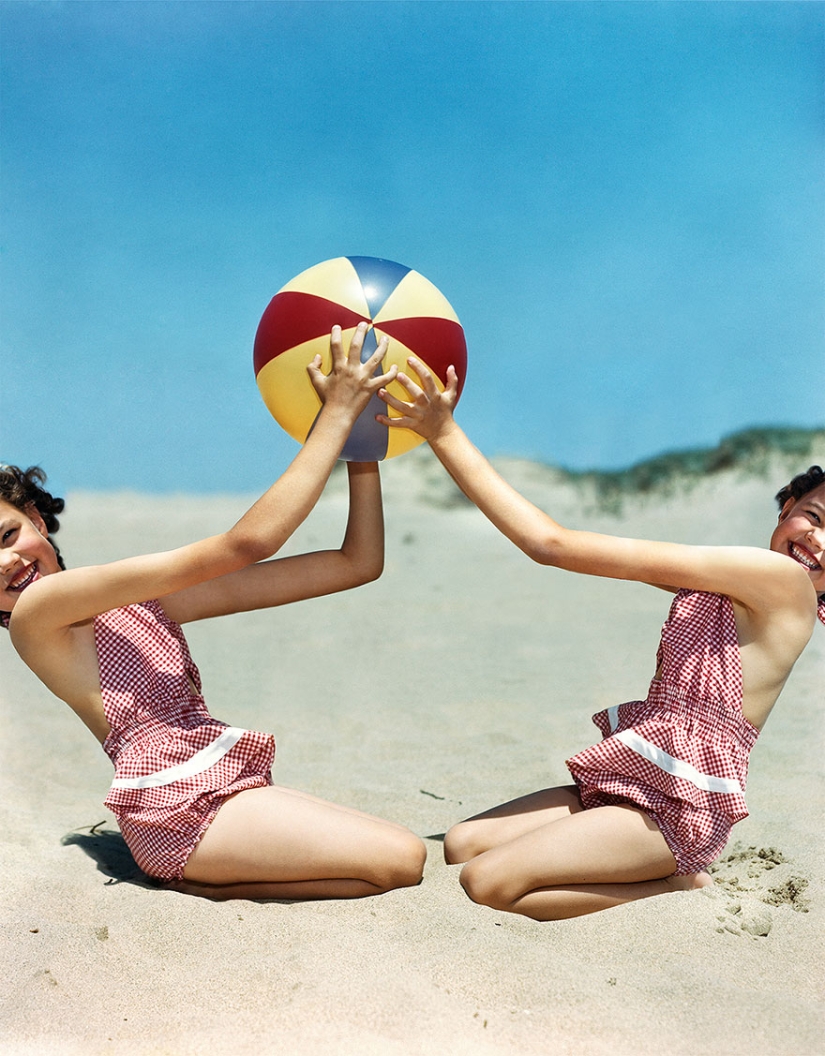 Polish artist made fun of old American photos... and improved them Polish artist made fun of old American photos... and improved them