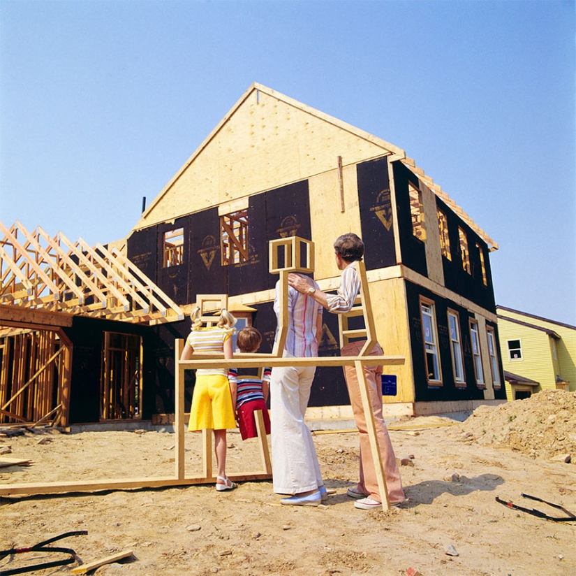 Polish artist made fun of old American photos... and improved them Polish artist made fun of old American photos... and improved them