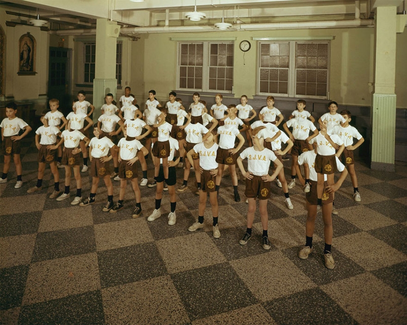 Polish artist made fun of old American photos... and improved them Polish artist made fun of old American photos... and improved them