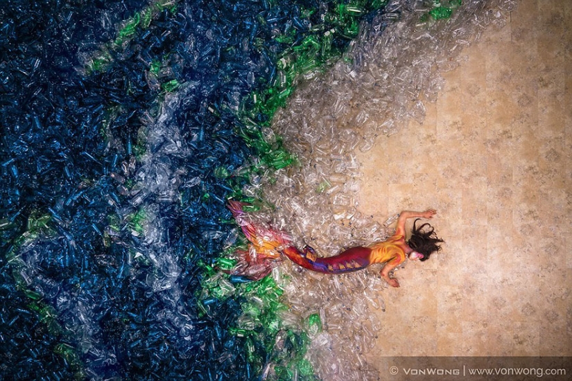 Por qué el fotógrafo ahogó a las sirenas en botellas de plástico