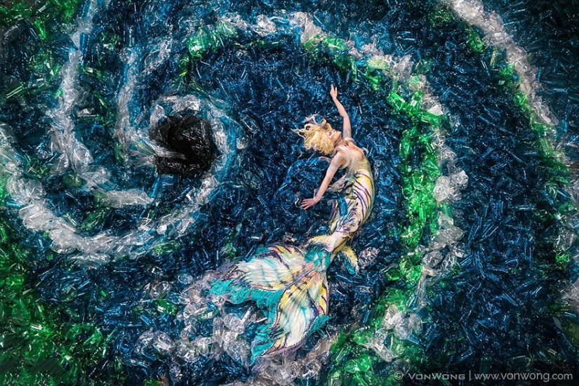 Por qué el fotógrafo ahogó a las sirenas en botellas de plástico