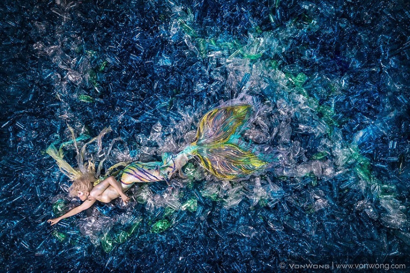 Por qué el fotógrafo ahogó a las sirenas en botellas de plástico