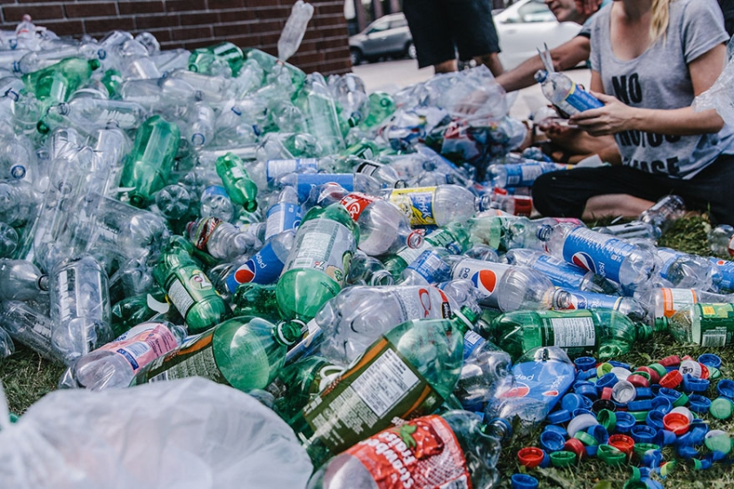 Por qué el fotógrafo ahogó a las sirenas en botellas de plástico