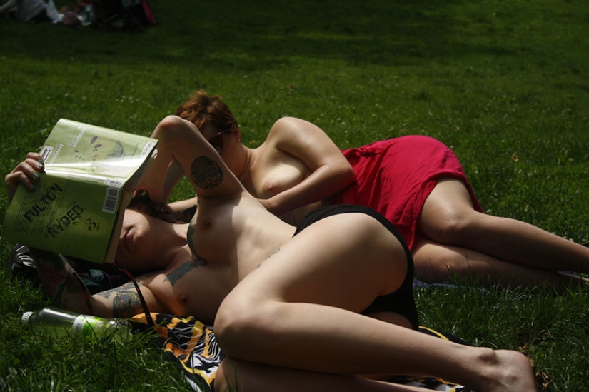 ¿Por qué las chicas de Nueva York leen libros en topless frente a los transeúntes? ¿Por qué las chicas de Nueva York leen libros en topless frente a los transeúntes?