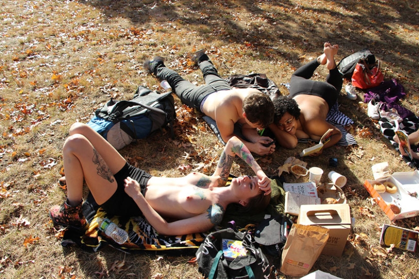 ¿Por qué las chicas de Nueva York leen libros en topless frente a los transeúntes? ¿Por qué las chicas de Nueva York leen libros en topless frente a los transeúntes?