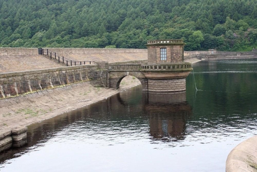 Portal to Other Worlds - Ladybower Reservoir crater