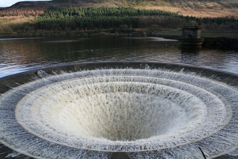 Portal to Other Worlds - Ladybower Reservoir crater
