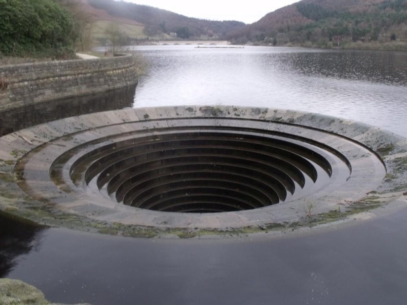 Portal to Other Worlds - Ladybower Reservoir crater