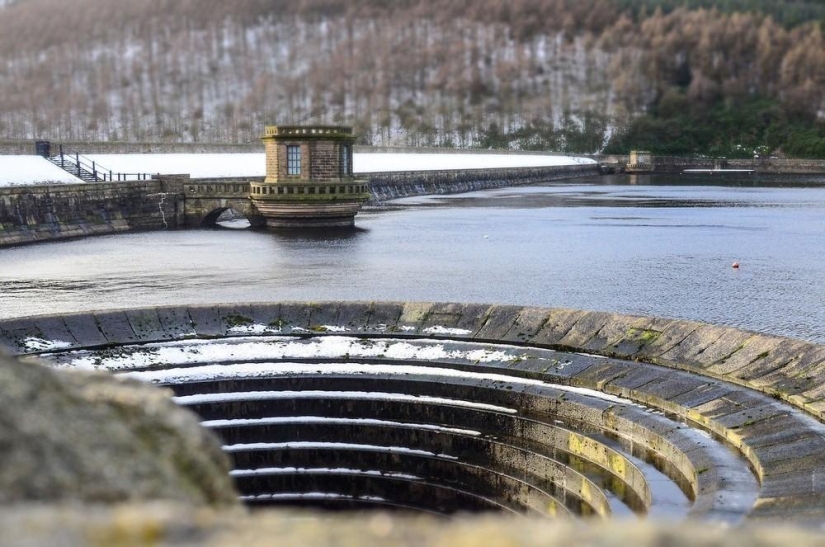 Portal to Other Worlds - Ladybower Reservoir crater