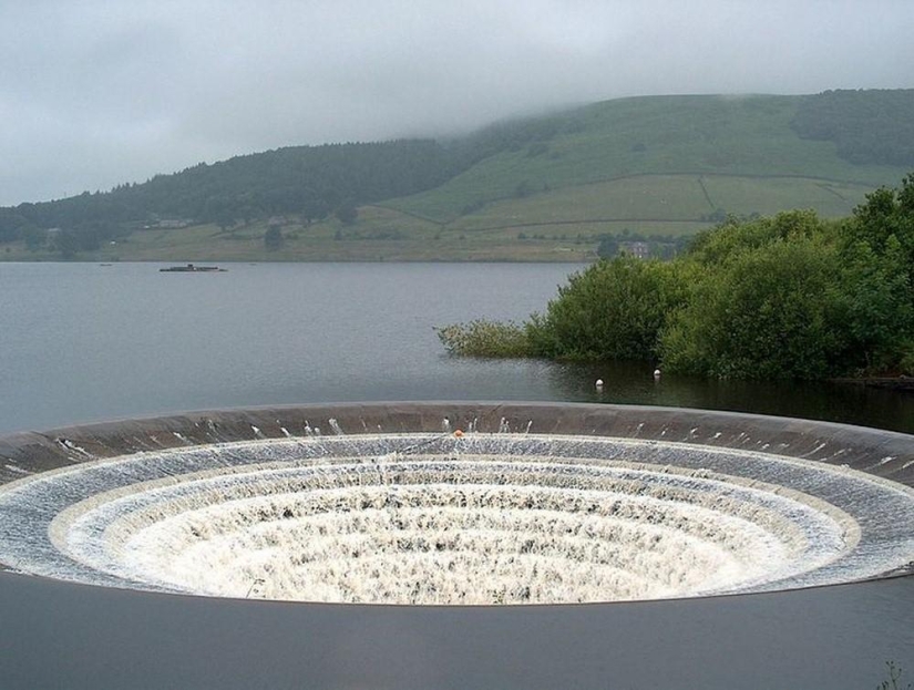 Portal to Other Worlds - Ladybower Reservoir crater