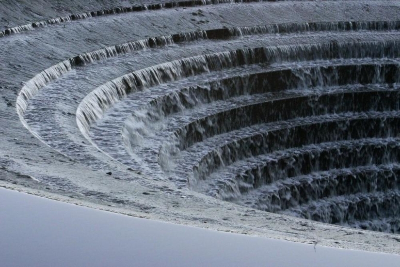 Portal to Other Worlds - Ladybower Reservoir crater