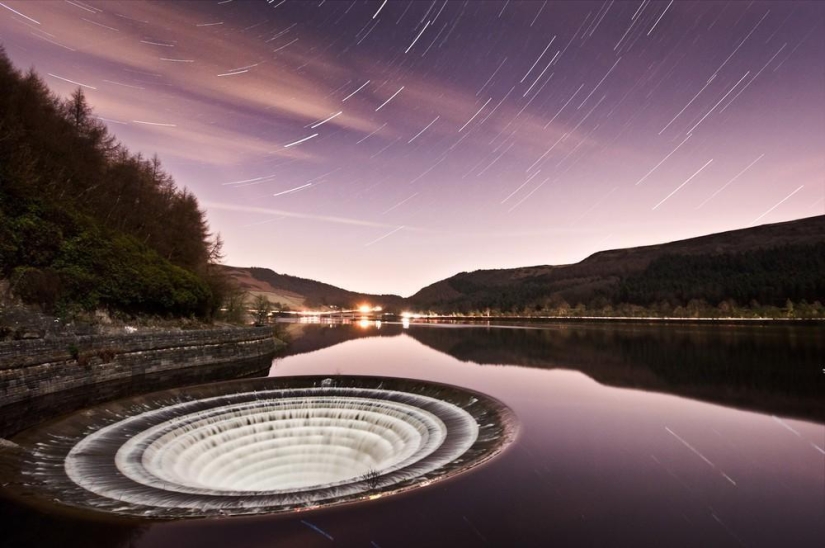Portal to Other Worlds - Ladybower Reservoir crater