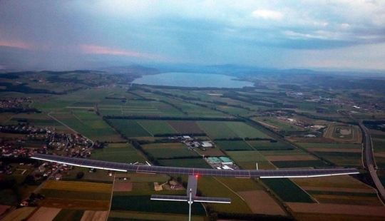 Primer vuelo del avión solar Impulse 2
