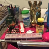 Proyecto fotográfico: lo que cuentan las mesitas de noche de los pacientes crónicos