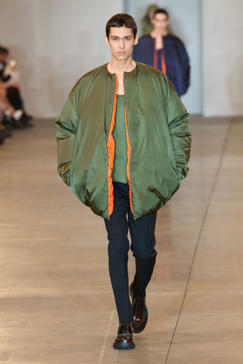 ¿Qué combinar con el marrón? Espiando ideas en el desfile de Prada