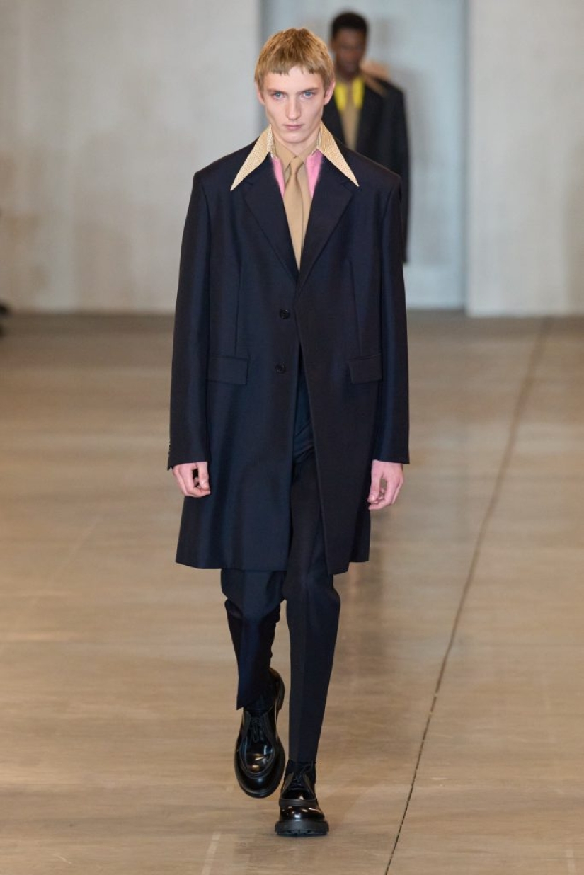 ¿Qué combinar con el marrón? Espiando ideas en el desfile de Prada
