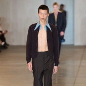 ¿Qué combinar con el marrón? Espiando ideas en el desfile de Prada