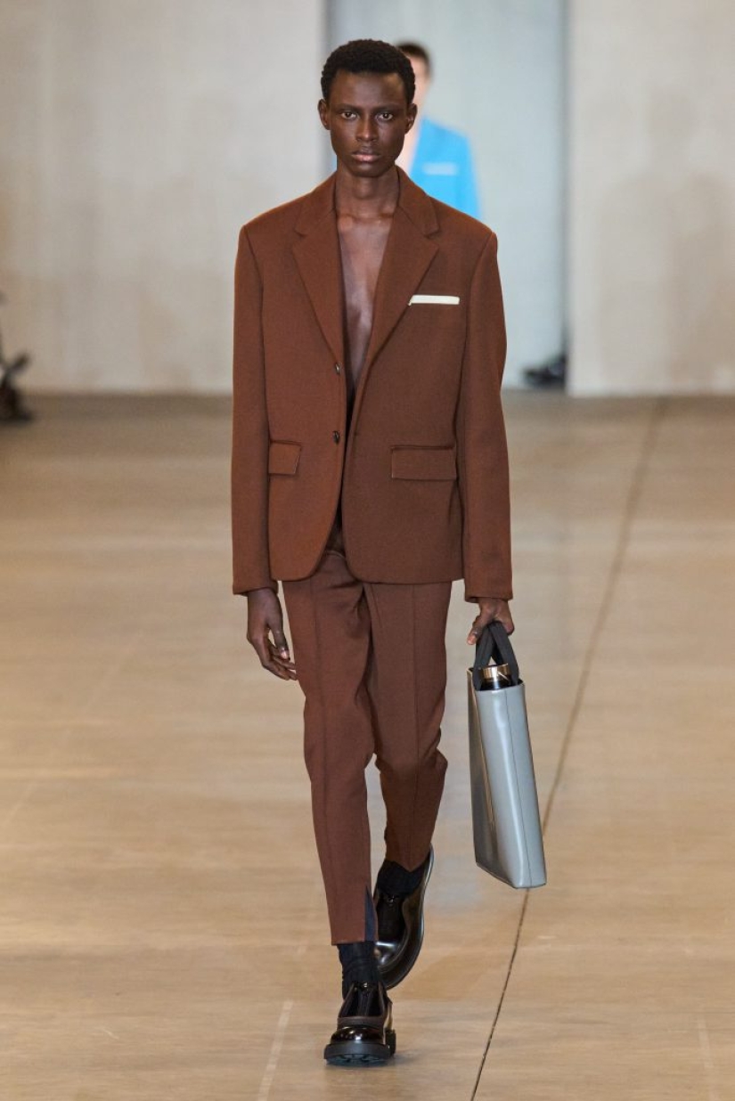 ¿Qué combinar con el marrón? Espiando ideas en el desfile de Prada