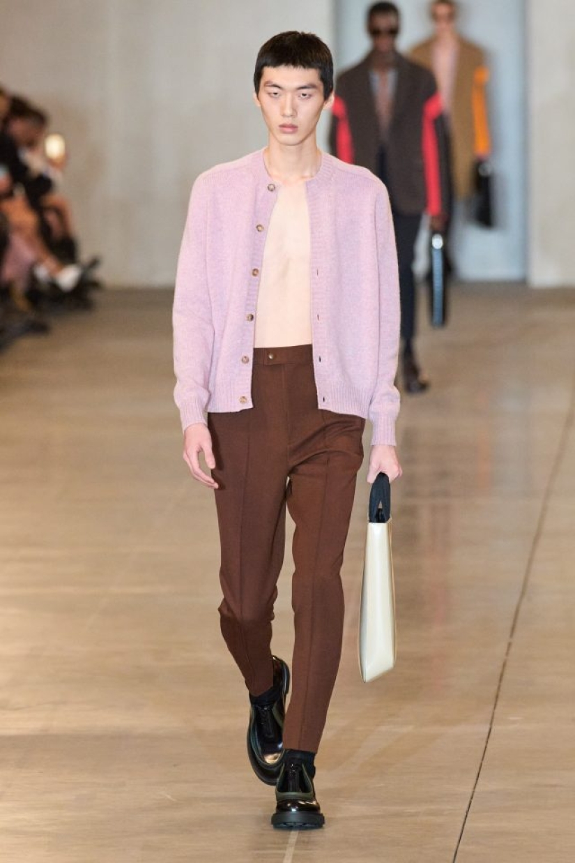 ¿Qué combinar con el marrón? Espiando ideas en el desfile de Prada