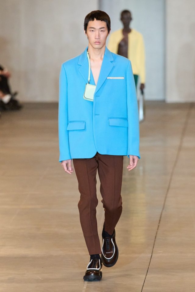 ¿Qué combinar con el marrón? Espiando ideas en el desfile de Prada