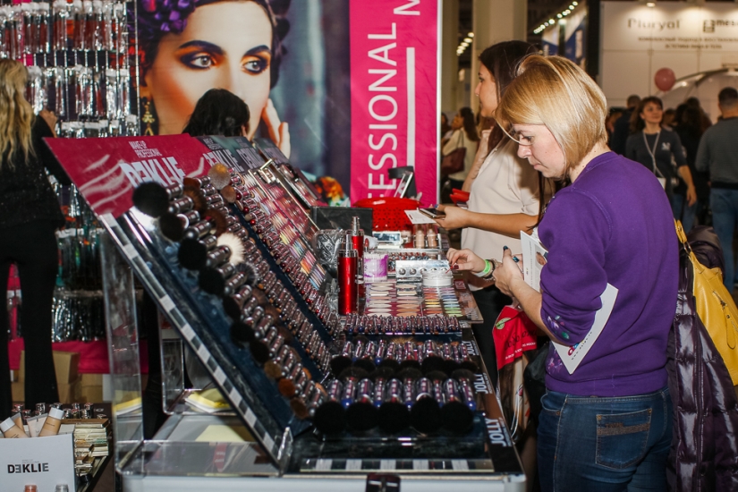 Qué hacer en una exposición de cosméticos profesionales si no trabajas en un salón de belleza