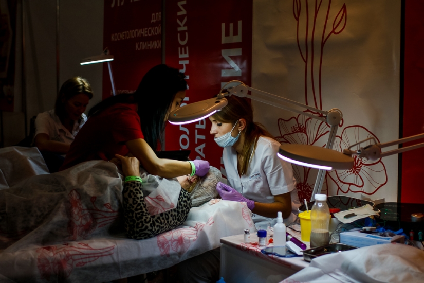 Qué hacer en una exposición de cosméticos profesionales si no trabajas en un salón de belleza