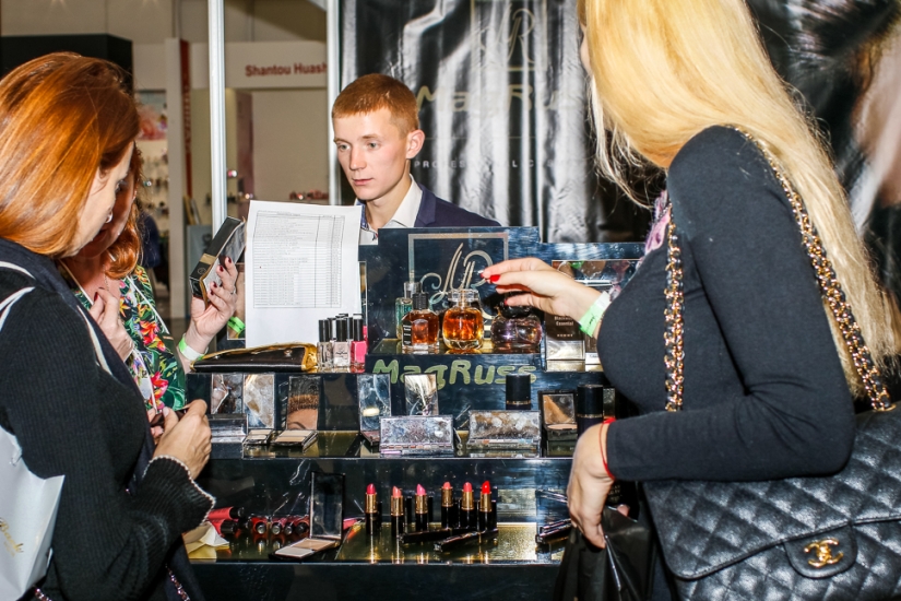 Qué hacer en una exposición de cosméticos profesionales si no trabajas en un salón de belleza
