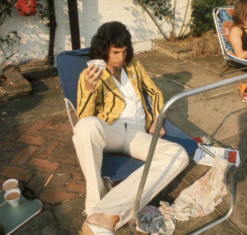 Queen guitarist Brian May posted unknown photos of Freddie Mercury and the band