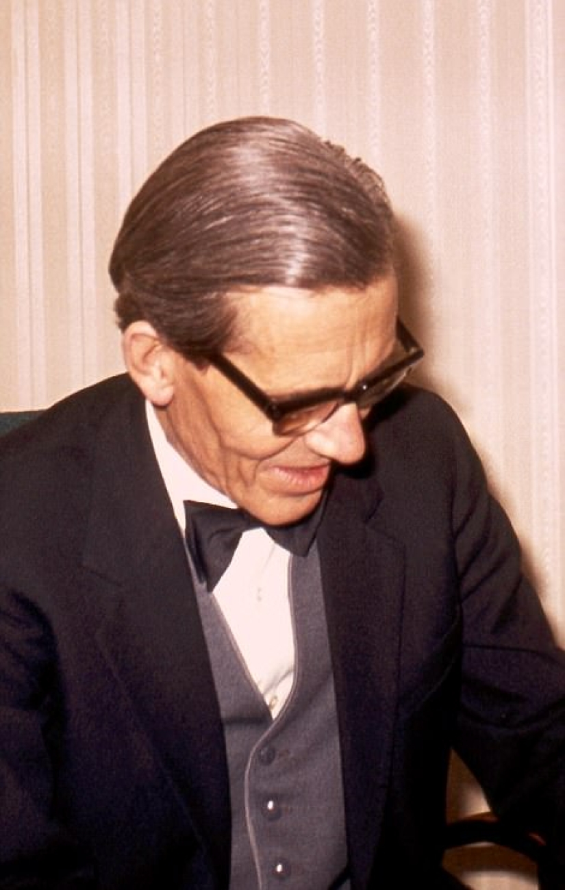 Queen guitarist Brian May posted unknown photos of Freddie Mercury and the band