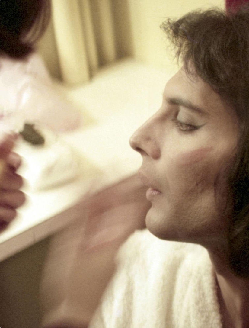 Queen guitarist Brian May posted unknown photos of Freddie Mercury and the band