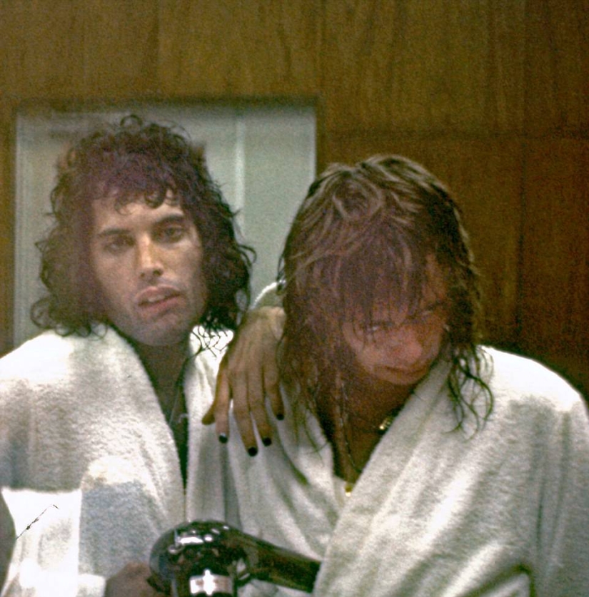 Queen guitarist Brian May posted unknown photos of Freddie Mercury and the band