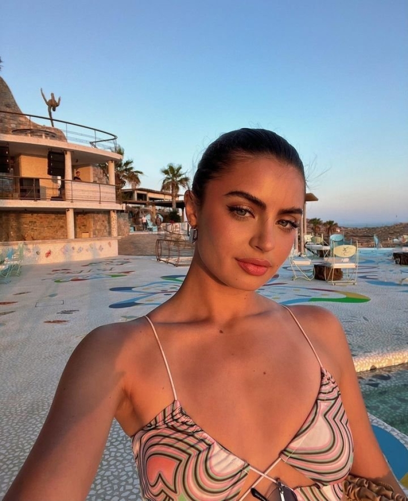 Rachael Kirkconnell: charming photos of the beautiful American TV star