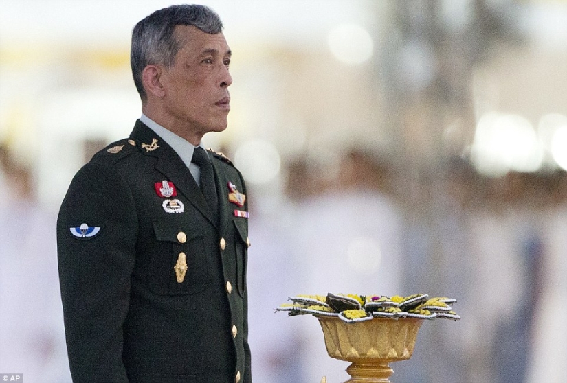 Rainy day: Thai residents mourn the death of their king