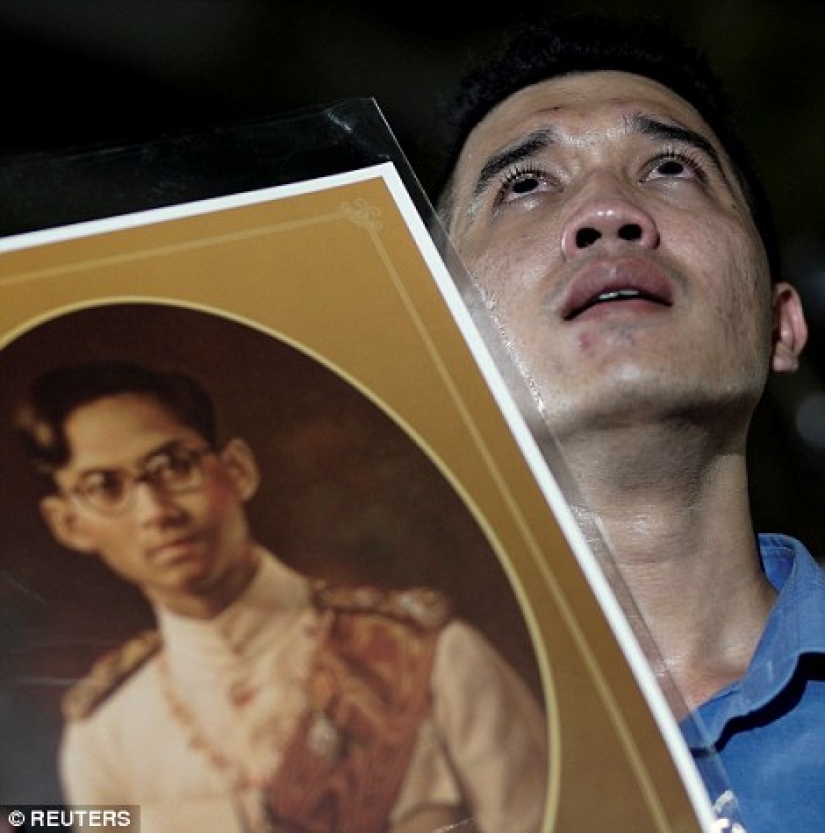 Rainy day: Thai residents mourn the death of their king