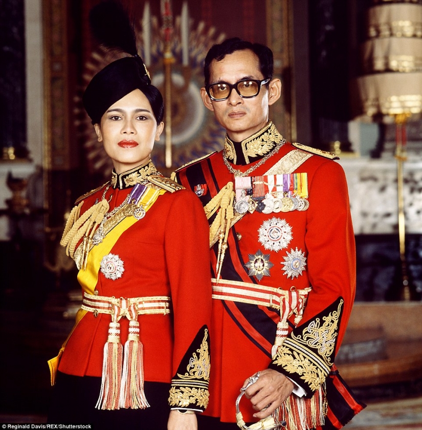 Rainy day: Thai residents mourn the death of their king