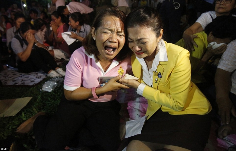 Rainy day: Thai residents mourn the death of their king