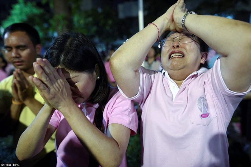 Rainy day: Thai residents mourn the death of their king