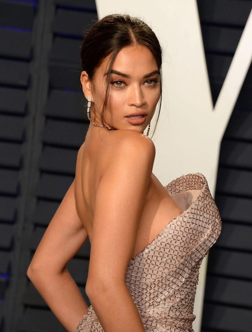 Raised skirt, saggy neckline and 8 more high-profile failures of stars