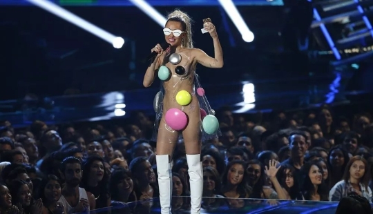Red Carpet Madness: Weird Dresses Celebrities Wear for Glory and Outrageousness.