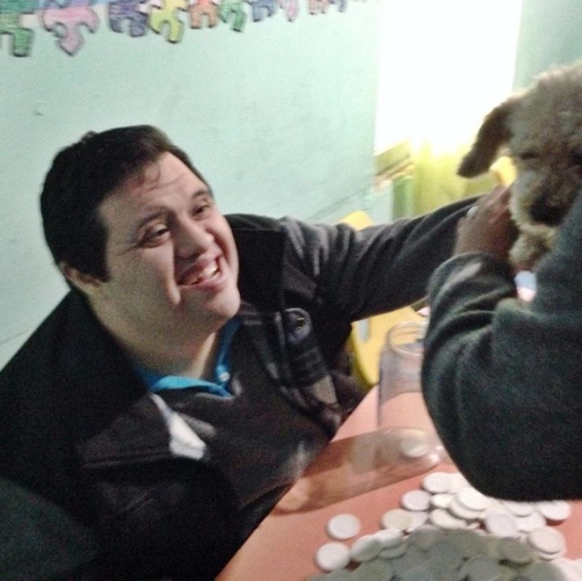 Rescate de un perro de dos patas que pasó 10 angustiosos años en la calle