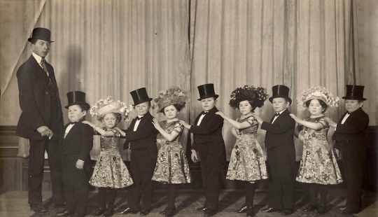 Retro photo: From the life of Lilliputians Retro photo: From the life of Lilliputians