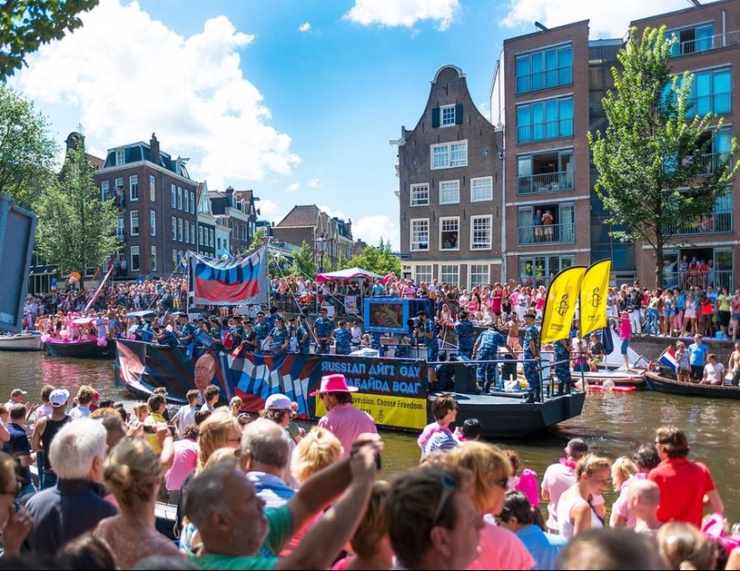 "Russian OMON" participó en el desfile gay en Amsterdam "Russian OMON" participó en el desfile gay en Amsterdam